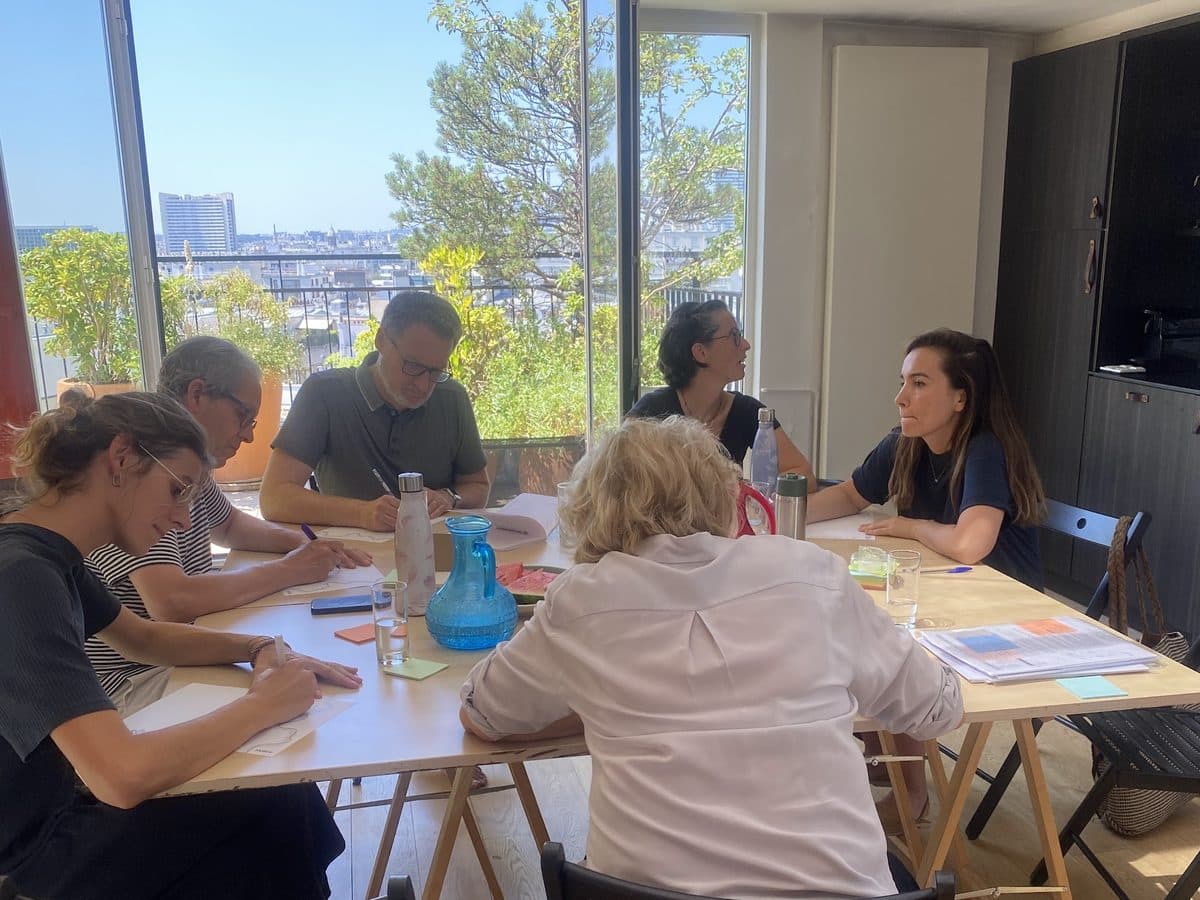 Un parcours immersif : participants au travail autour d'une grande table