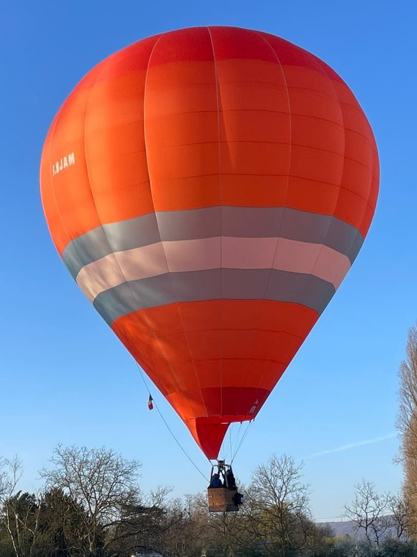 Montgolfière orange au décollage