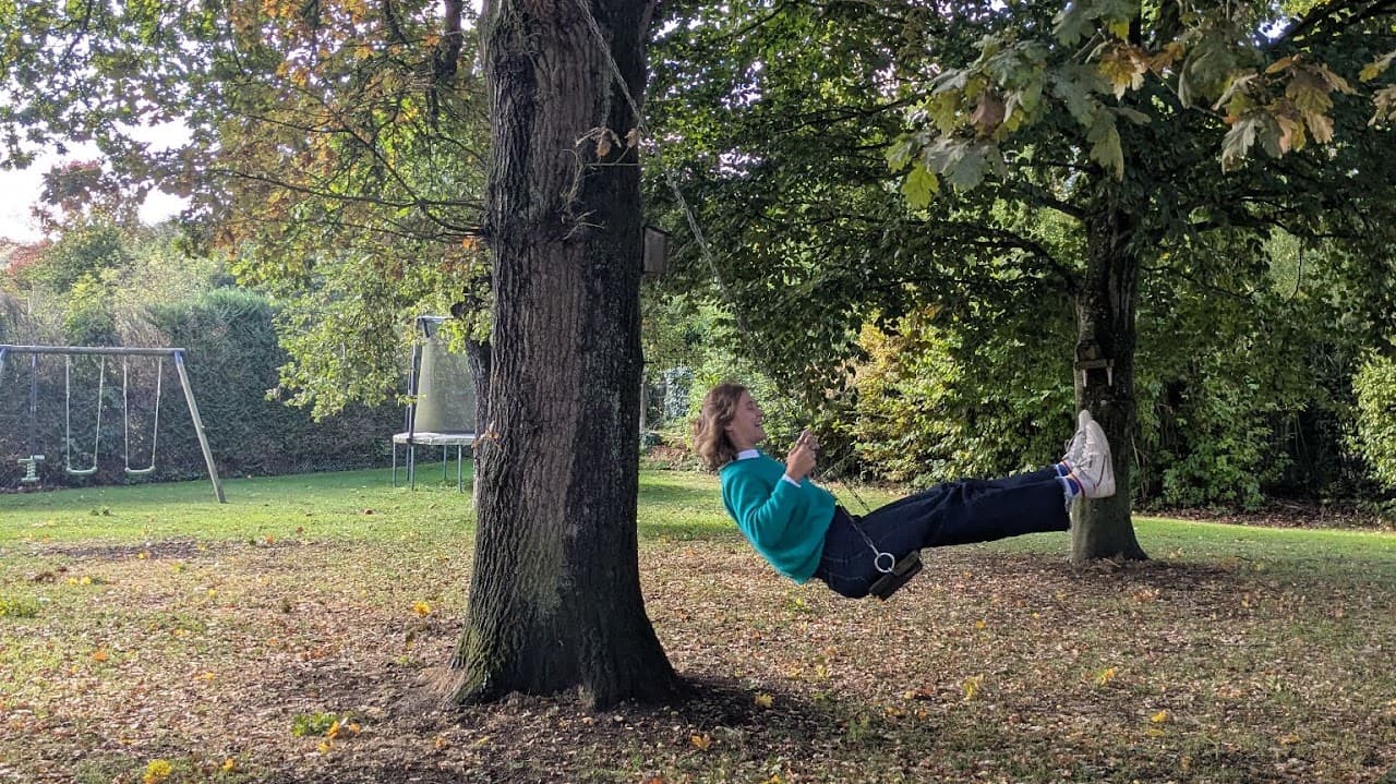 Se balancer à une balançoire accrochée à un arbre